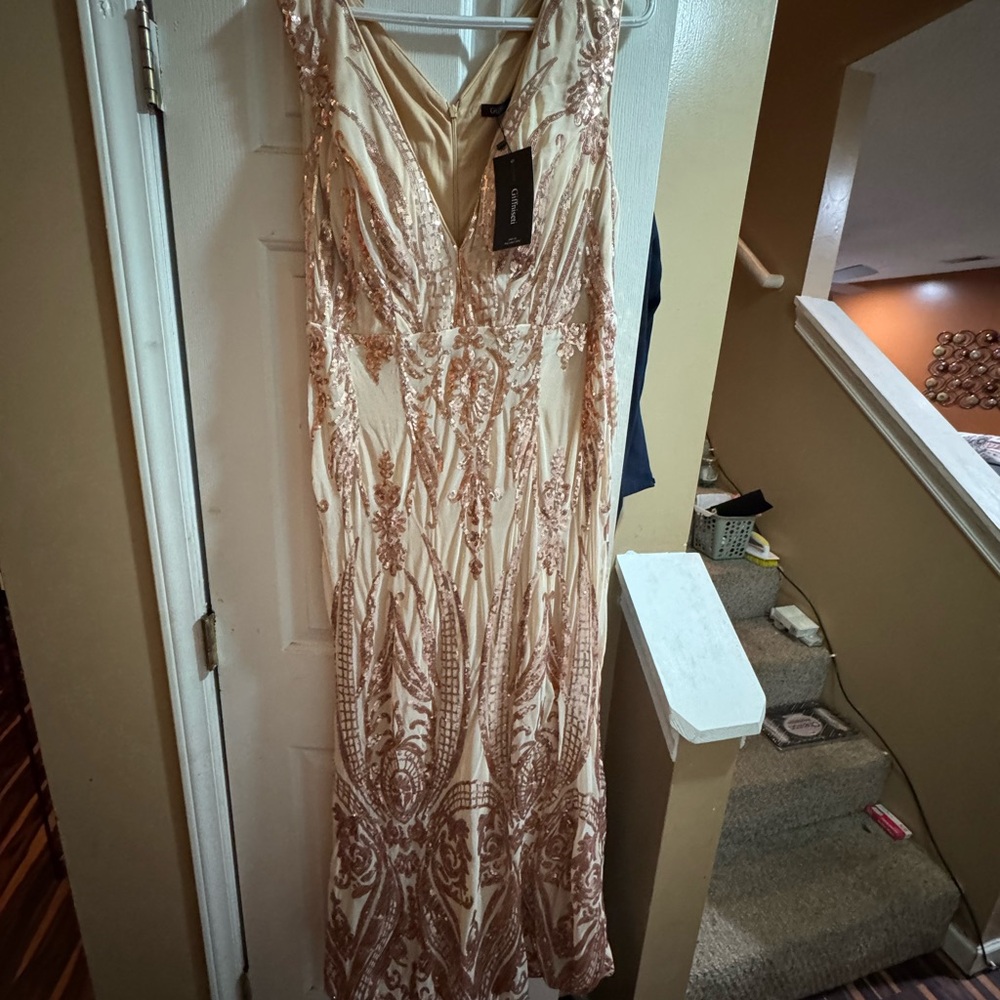 Elegant Green Evening Gown - Picture 4 of 5